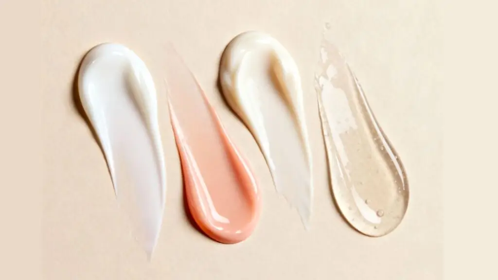 Amostras com diferentes cores e texturas representando variações do corrimento vaginal branco, amarelado e transparente.